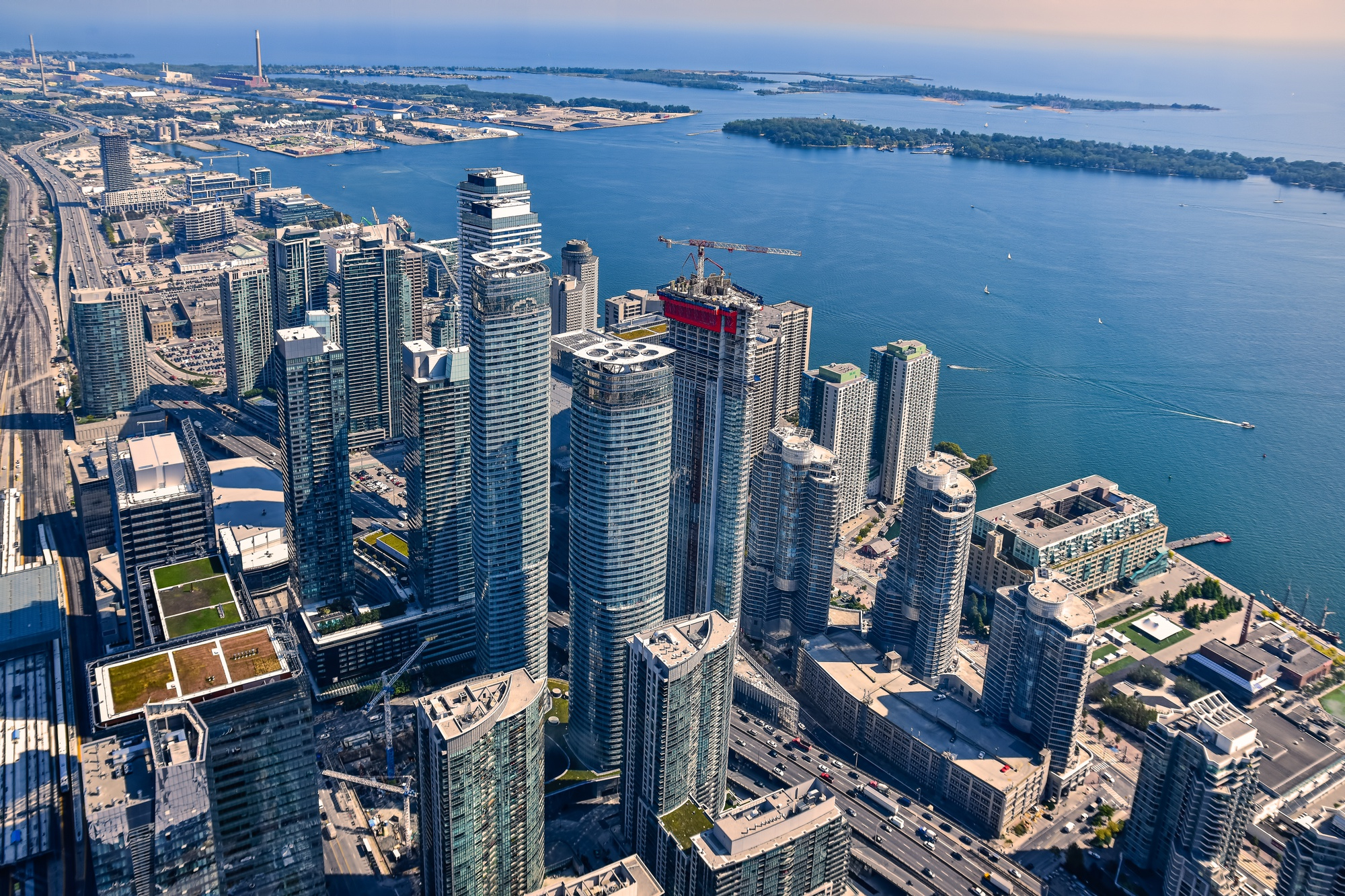 Skyview of the city of toronto and the view of the high rise buildings of downtown